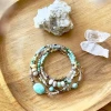 bracelet multitours amazonite fluorite est un bracelet tout en pierre de fluorine et amazonite turquoise avec un scarabée sculptée en pierre fine d'amazonite