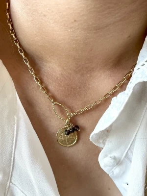 collier belier chaine et apatite est un collier en maille vénitienne fine et une médaille astro bélier