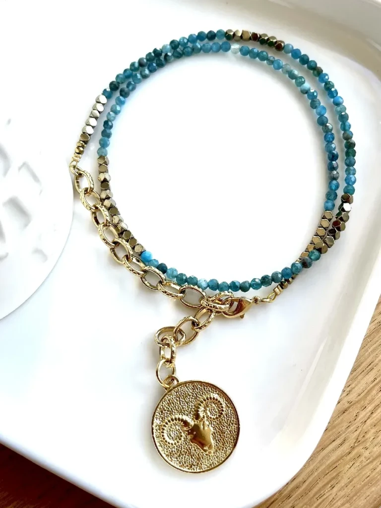 collier belier pierre apatite, bracelet multitours médaille astro belier