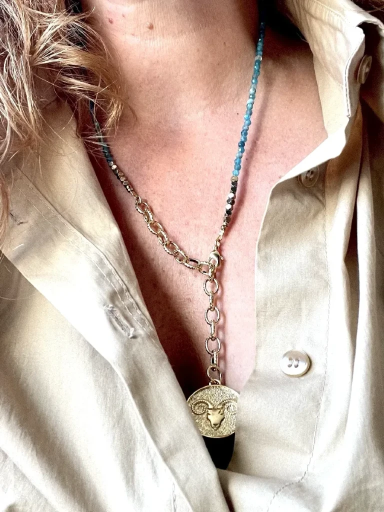 collier belier pierre apatite, bracelet multitours médaille astro belier
