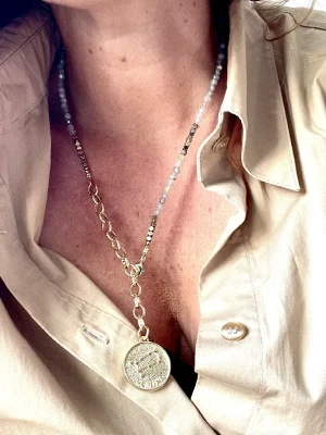 collier gémeaux labradorite chaine et multitours médaille astro gémeaux