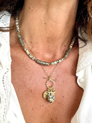 collier scarabée et grigris en jaspe dalmatien