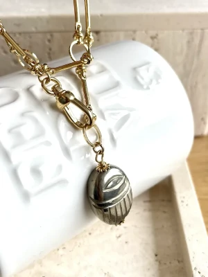 collier scarabée pyrite