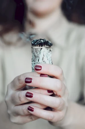 baton de sauge blanche pour purifier les bijoux et les pierres