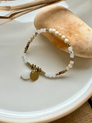 bracelet totem scarabée en pierre de lune