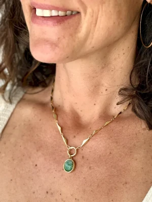 collier scarabée emeraude