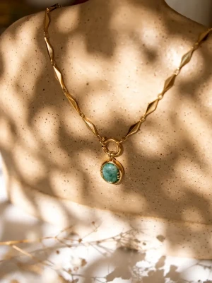 collier era maille vintage losange or et pendentif scarabée emeraude