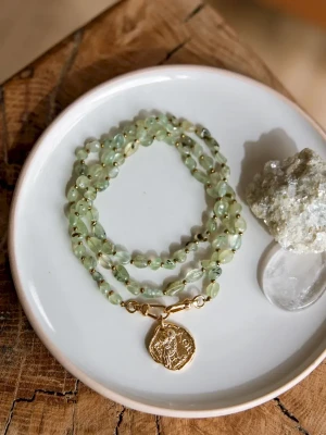 sautoir lakshmi phrénite et pendentif médaillon chouette péridot