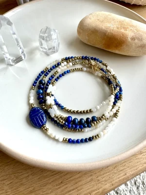 BRACELET MULTITOURS EN LAPIS LAZULI ET SCARABÉE