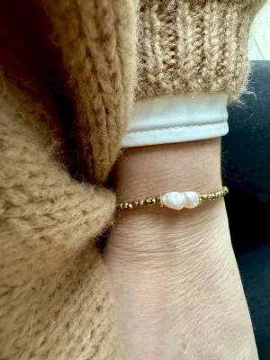 BRACELET ELASTIQUE Perle d'eau douce / Hématites - Ancrage - Féminité