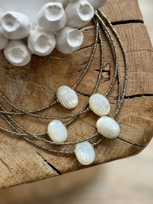 COLLIER SCARABÉE AMULETTE NACRE - Douceur, Féminité