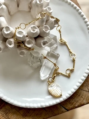 COLLIER SCARABÉE MAMOUNIA NACRE - Douceur, Féminité