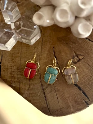PENDENTIF SCARABEE PIERRE Amazonite / Corail / Améthyste claire