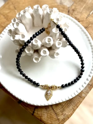 COLLIER DAISY PERLES NOIRES  - Douceur féminité