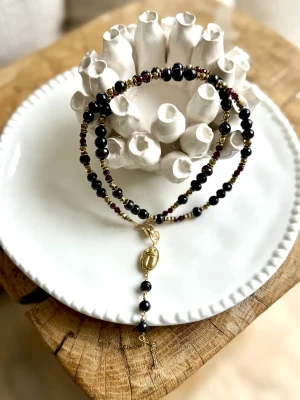 CHAPELET SCARABÉE GRENAT - PERLES D'EAU NOIRES -  Confiance en soi, Féminité