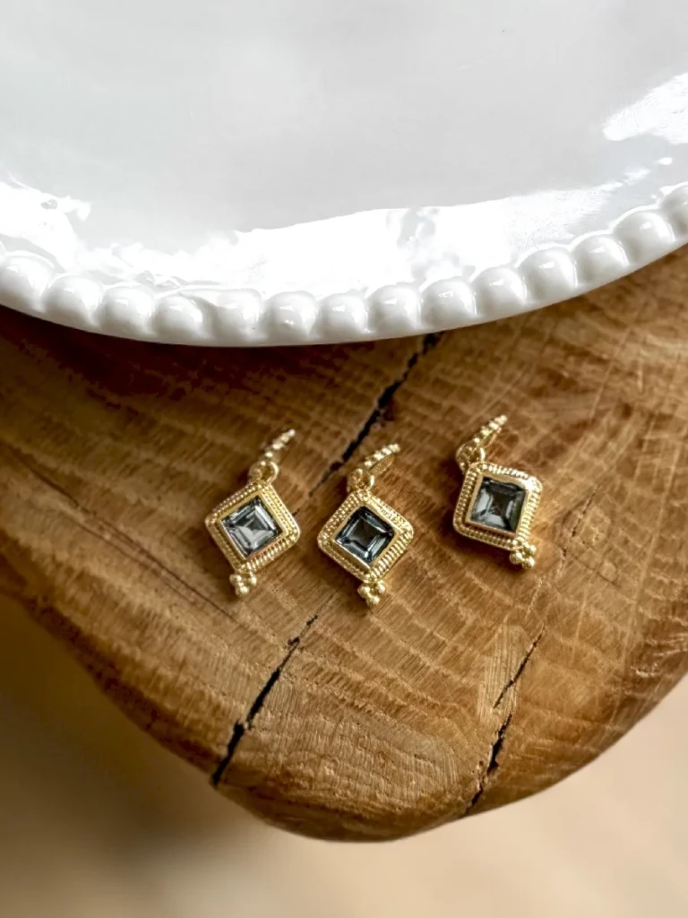 PENDENTIF DONA TOPAZE BLEUE EN PIERRES NATURELLES